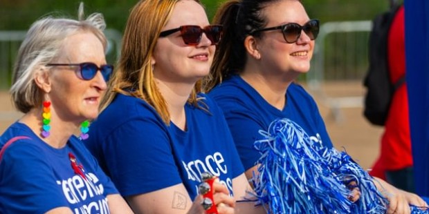 Spectators wearing sunglasses